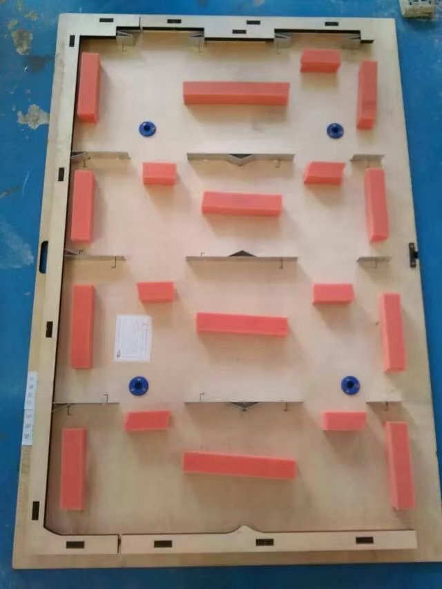 Flatbed die board with ejection rubber